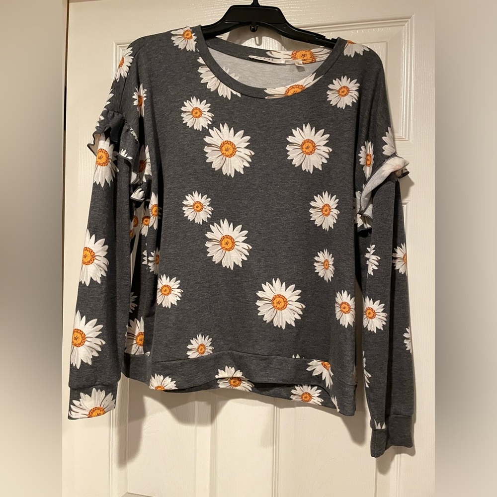 Lightweight sweatshirt. With ruffles on shoulders. Floral